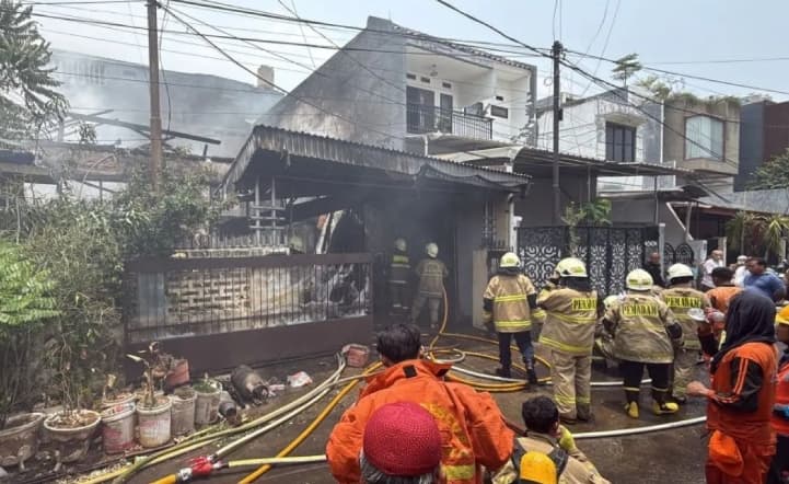 Kebakaran Rumah di Pulogadung Pecah, 50 Personel Damkar Berjibaku Padamkan Api