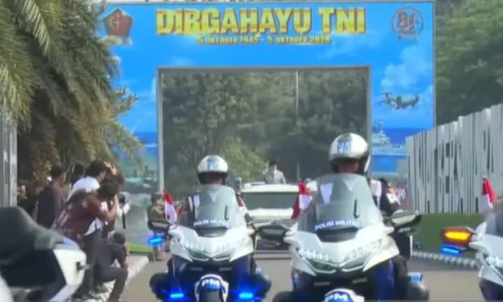 Prabowo Memasuki Mabes TNI dengan Maung Dikawal 17 Motoris Paspampres pada HUT Ke-81 TNI