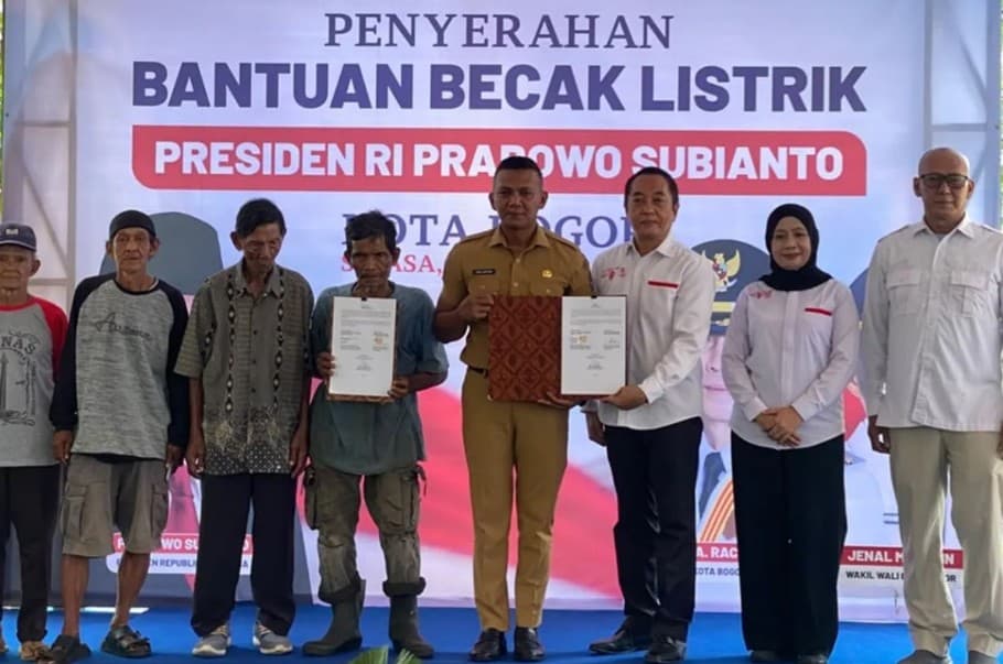 Pemkot Bogor Serahkan 160 Becak Listrik Bantuan Prabowo untuk Penarik Becak Lansia