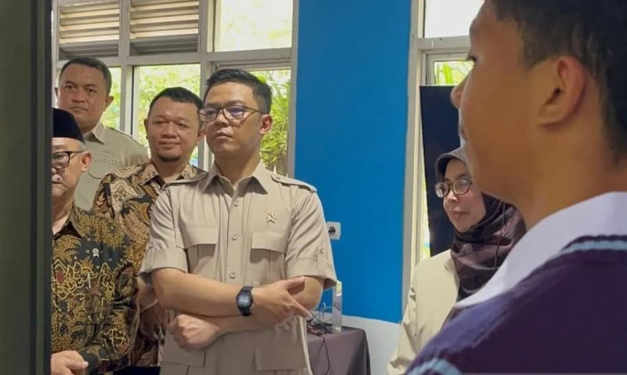 Menko PMK Sugiono Upayakan Setiap Ruang Kelas Miliki Papan Interaktif Digital