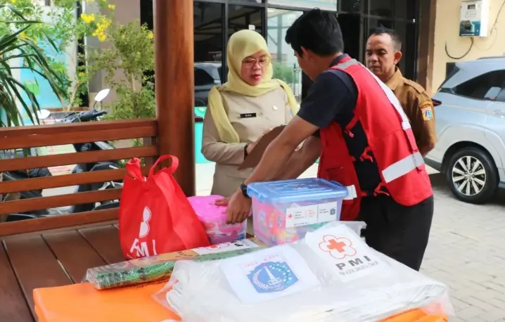 PMI Jakarta Timur Salurkan Bantuan untuk Empat Penyintas Kebakaran Pulogadung yang Tewaskan Dua Lansia