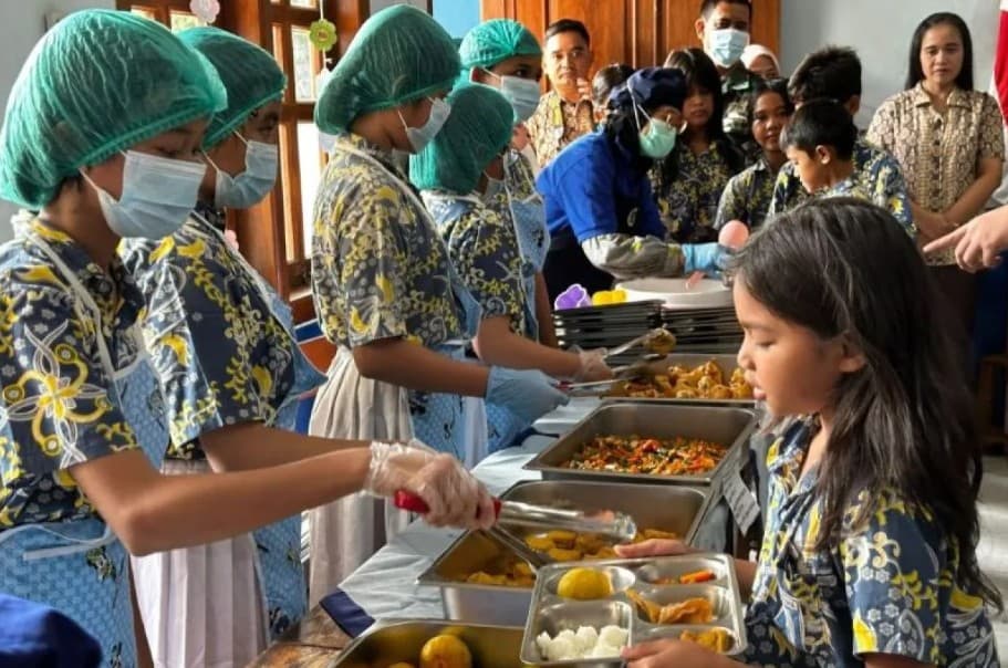 Program Makan Bergizi Gratis Sistem Prasmanan Mulai Diuji Coba di Jepara, Siswa Bisa Ambil Makanan Sendiri