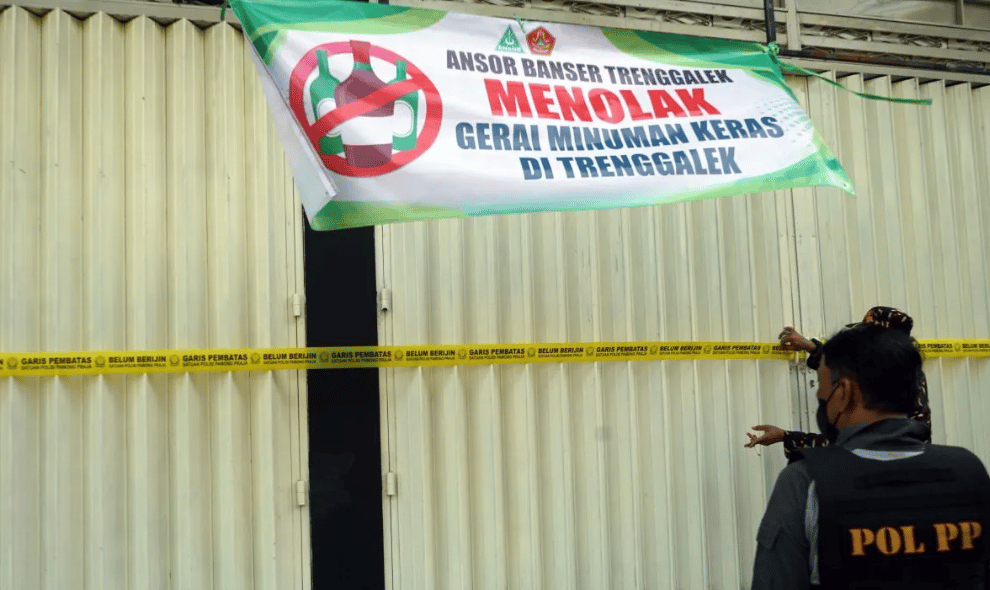 Satpol PP Trenggalek Segel Gerai Miras Sari Jaya Usai Didemo Ansor-Banser, Izin Usaha Belum Terdaftar