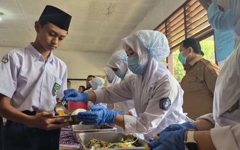 Siswa di Sumedang Antusias Ikuti Uji Coba Makan Bergizi Gratis Sistem Prasmanan