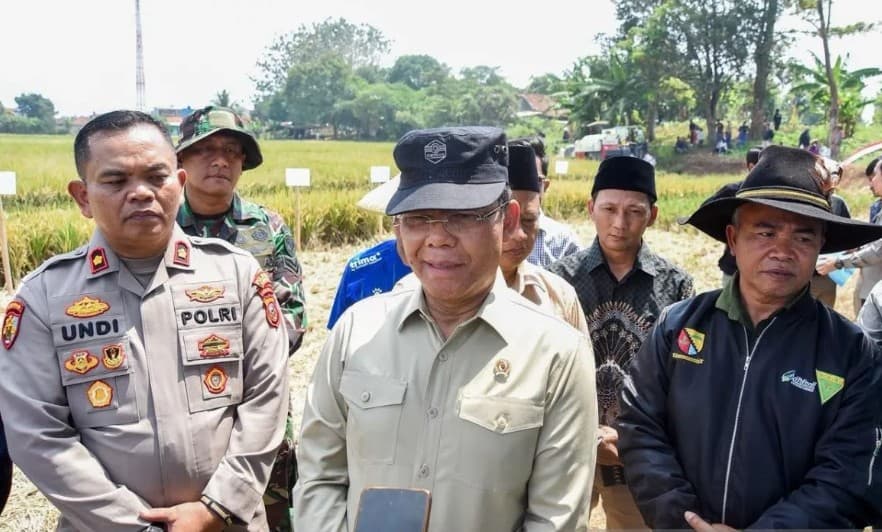 Mardiono Serahkan Bantuan Traktor kepada Petani di Bandung, Pastikan Aspirasi dan Kendala Pertanian Didengar Presiden Prabowo