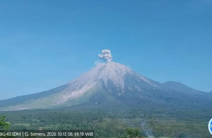 Gunung Semeru Erupsi Sembilan Kali dalam 11 Jam, Kolom Abu Capai 900 Meter dan Status Siaga