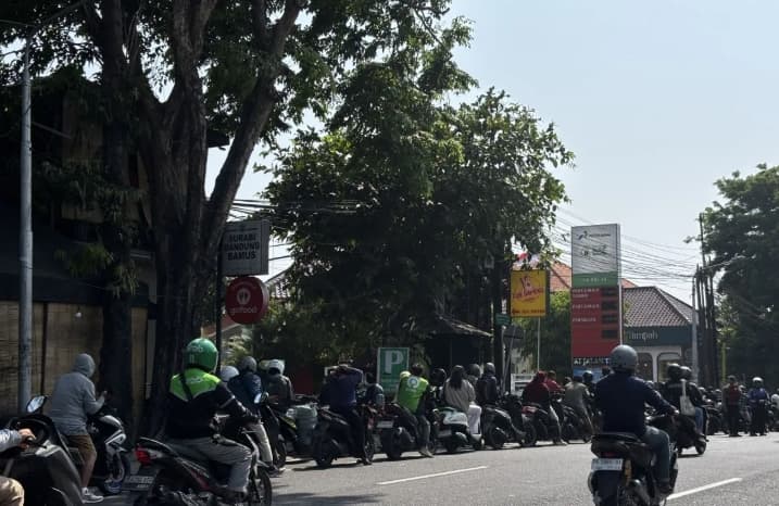BBM Langka dan Antrean SPBU Mengular di Bali, Gubernur Koster Pastikan Pasokan Normal dalam 1–2 Hari