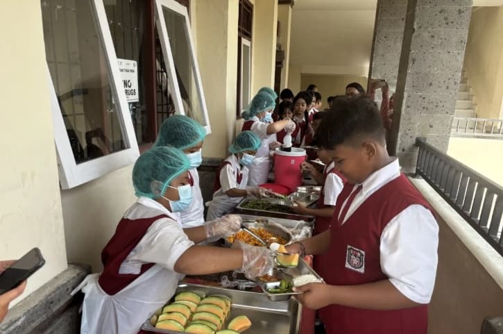 SDN 14 Dangin Puri Terapkan MBG Prasmanan, Siswa Dilatih Mandiri dan Bertanggung Jawab Melayani Teman
