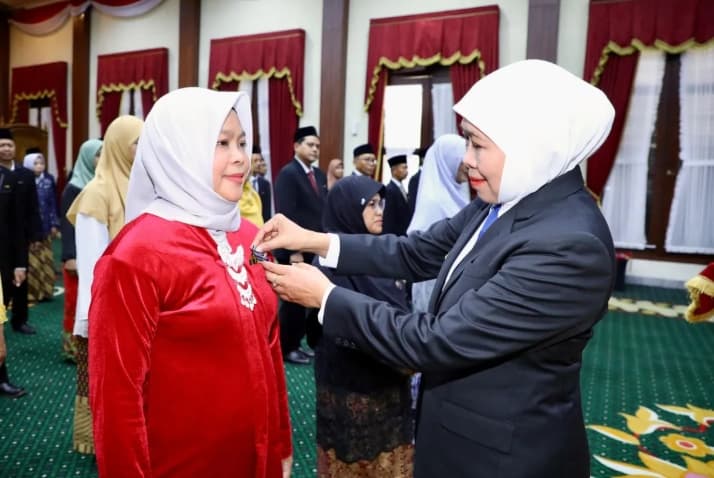 Khofifah Ingatkan ASN Jawa Timur Tingkatkan Pelayanan Publik, 469 Pegawai Terima Penghargaan Satyalancana Karya Satya