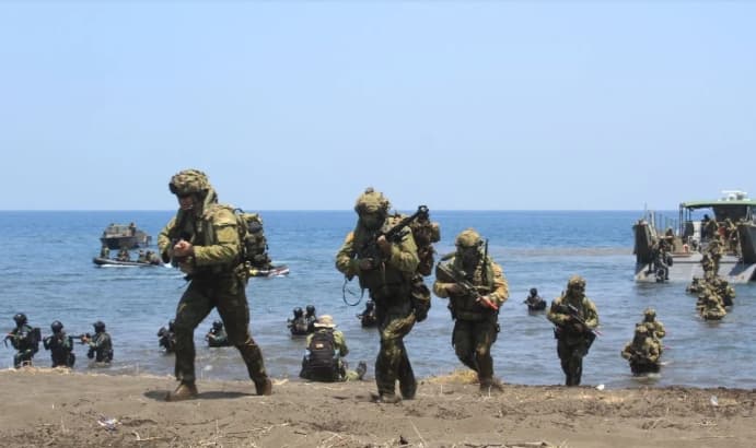 Sebanyak 2.174 Prajurit TNI dan Australia Gelar Latihan Pendaratan Amfibi di Situbondo, Libatkan Kapal Perang dan Pesawat Tem