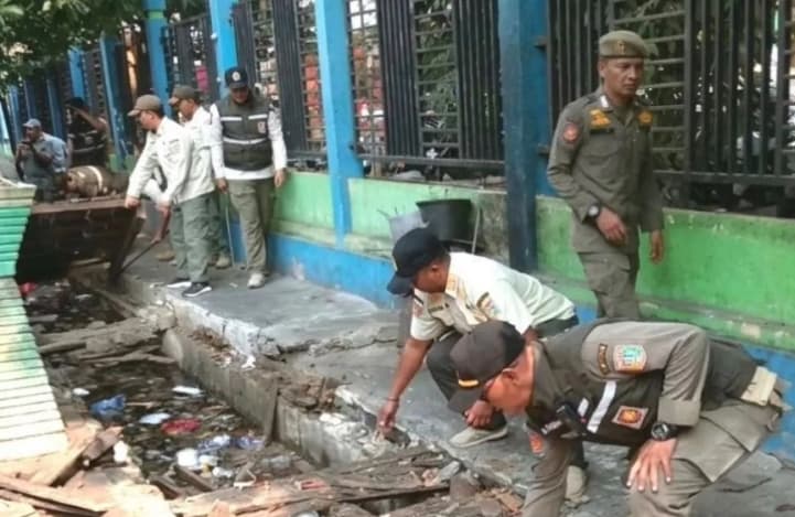 Petugas Gabungan Tertibkan 22 Lapak PKL di Pasar Koja Baru untuk Kembalikan Fungsi Trotoar dan Jalan