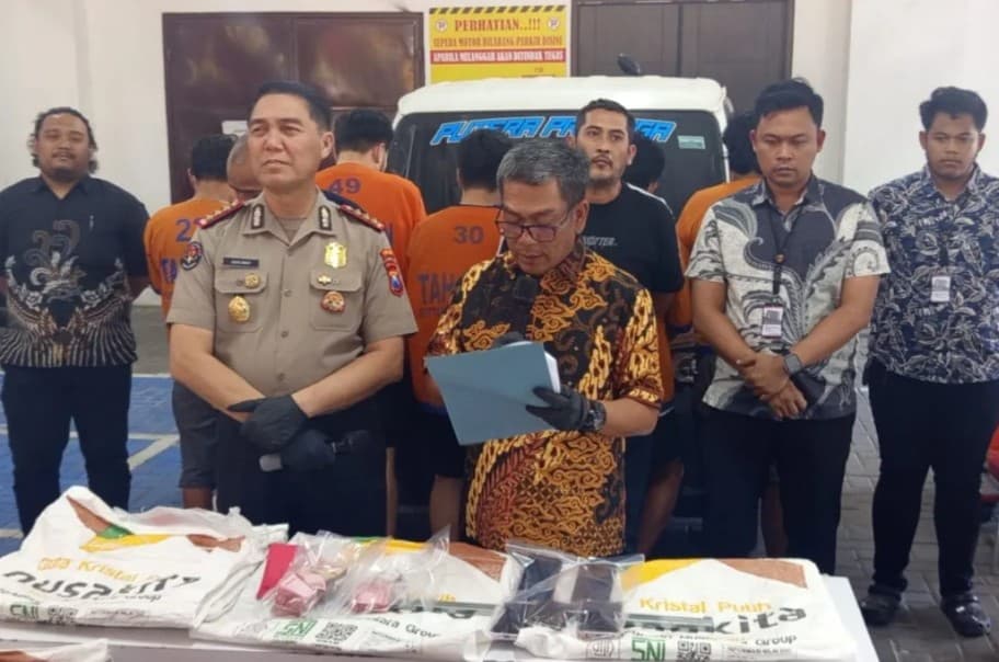 Polda Jatim Bongkar Penggelapan 185 Ton Gula Senilai Rp3 Miliar, Pelaku Diduga Manipulasi Nomor Sopir