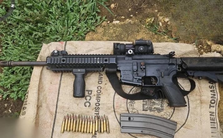 TNI Temukan Senjata Caracal dan 17 Butir Amunisi Milik OPM di Gua Maybrat, Papua Barat Daya
