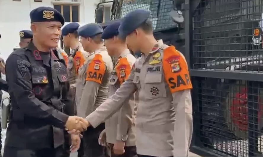 Polri Kerahkan 406 Personel Brimob dan Kendaraan Water Cannon untuk Percepat Penanganan Karhutla