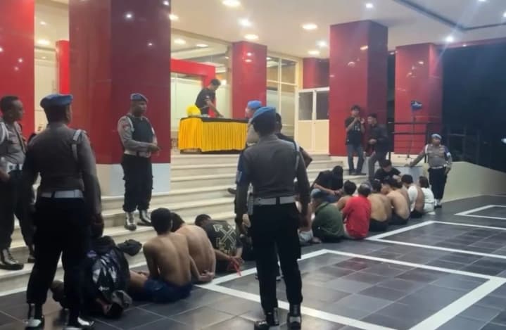 Polisi Tangkap 17 Orang dalam Penggerebekan Narkoba di Palu, Senjata Tajam hingga Alat Isap Disita