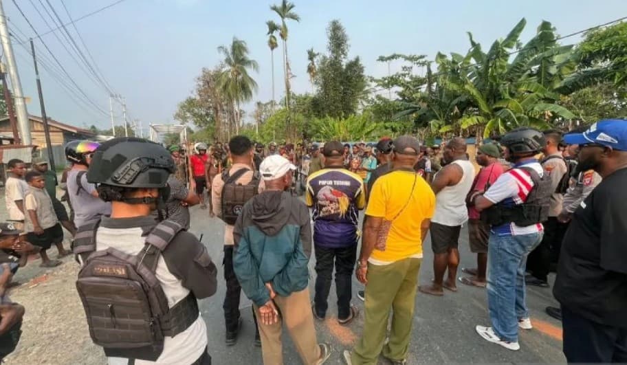 Polisi Redam Bentrokan Dua Kelompok Warga di Nabire, 11 Orang Luka dan 8 Kendaraan Rusak
