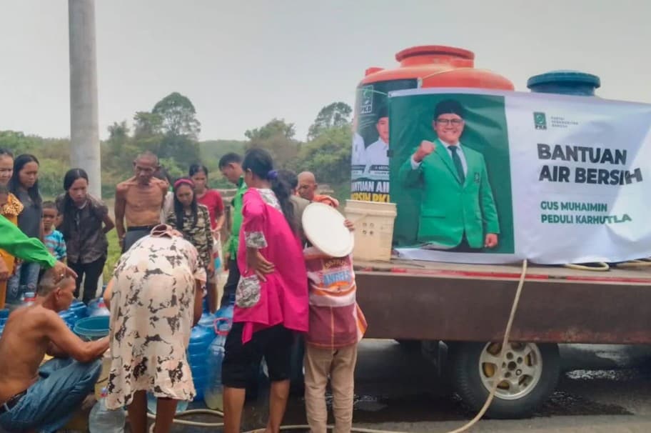 Cak Imin Salurkan 12.000 Liter Air Bersih untuk Warga Terdampak Karhutla di Ogan Komering Ilir