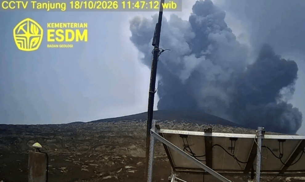 Gunung Anak Krakatau Erupsi Tiga Kali pada Minggu Siang, Kolom Abu Capai 500 Meter dan Status Tetap Siaga