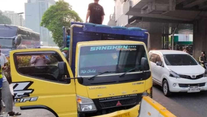 Truk Bermuatan Garam Tabrak Separator Transjakarta di Cawang, Roda Depan Terlepas dan Belasan Rute Bus Terlambat