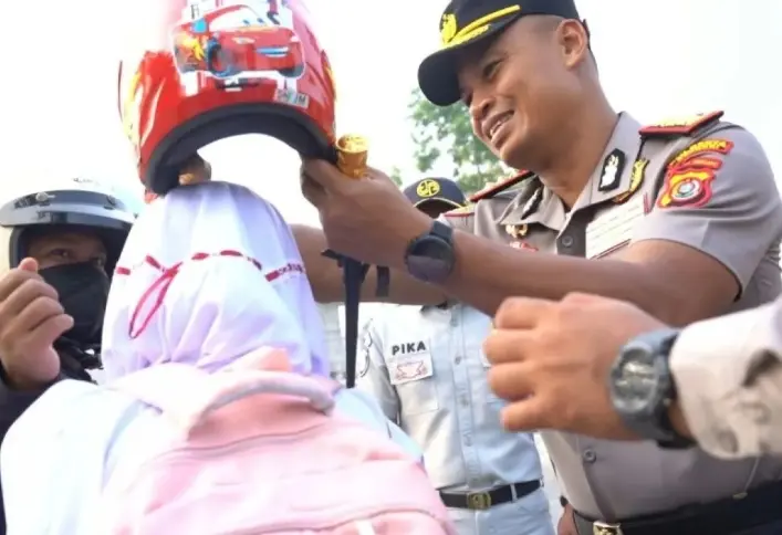 Polresta Kendari Bagikan Helm Gratis kepada Pengendara yang Melanggar, Kapolresta Ingatkan Pentingnya Keselamatan Berkendara