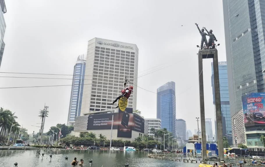 Enam Aktivis Greenpeace Panjat Monumen Selamat Datang di Bundaran HI, Polisi Turun Tangan Lakukan Evakuasi
