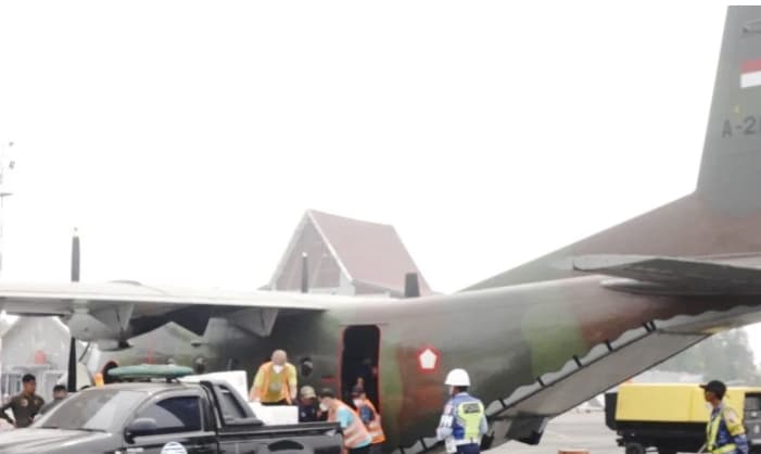 TNI AU Kerahkan Pesawat NC-212 untuk Modifikasi Cuaca di Kalimantan, Tebar 1,3 Ton Bahan Semai Cegah Karhutla