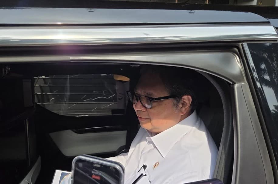 Airlangga Bantah Pemerintah Bakal Bagikan HP Gratis untuk Bansos, Siapkan Rp3,8 Triliun untuk Rekening Massal