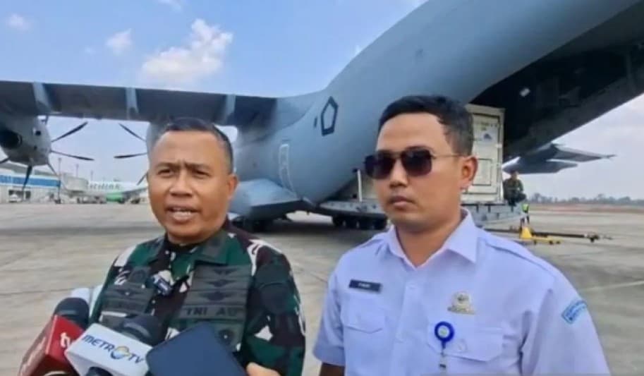 TNI AU Kirim 1,2 Ton Es Kering dan Siagakan Enam Pesawat untuk Operasi Modifikasi Cuaca di Kalimantan