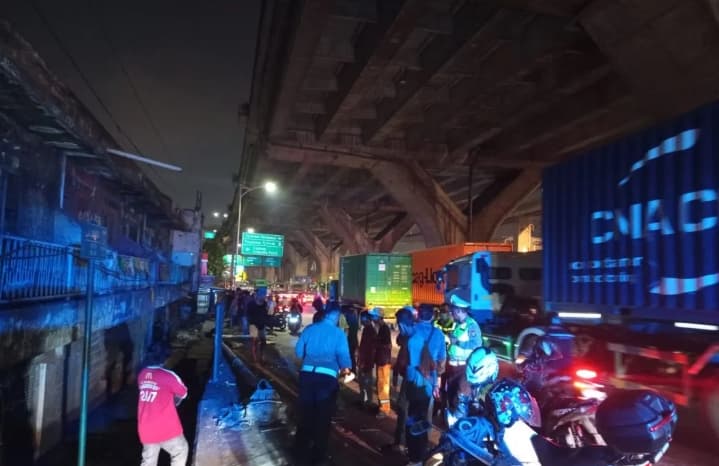 Truk Trailer Diduga Alami Rem Bermasalah di Koja, Pejalan Kaki Tewas Tertimpa Tiang Listrik