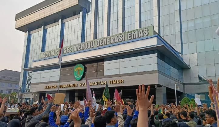 Gubernur Kaltim Rudy Mas'ud Temui Ribuan Demonstran, Janji Bawa Tuntutan BBM, Listrik, dan Karhutla ke Pemerintah Pusat