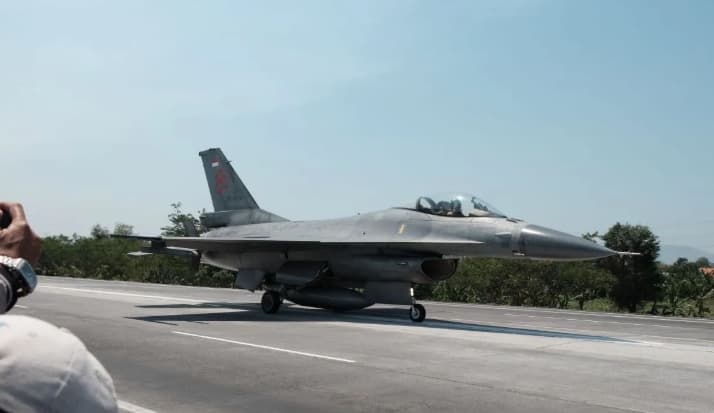 TNI AU Uji Pendaratan Pesawat Tempur F-16 dan Super Tucano di Tol Paspro sebagai Landasan Alternatif