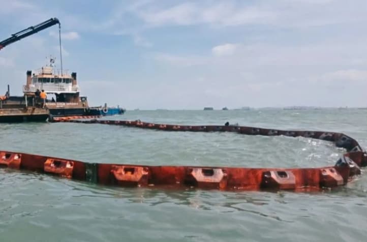 KMP Batumandi Terbakar di Selat Sunda, Pertamina Kerahkan Kapal dan Penghalang Tumpahan Minyak untuk Cegah Pencemaran