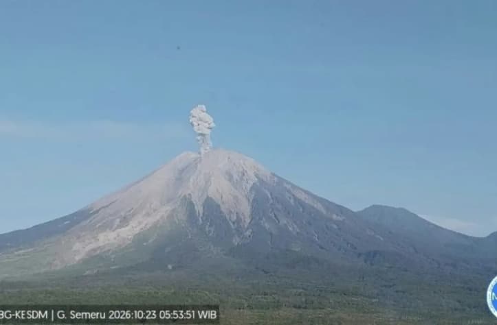 Gunung Semeru Erupsi Enam Kali dalam Sehari, Kolom Abu Capai 1,2 Kilometer dan Warga Diingatkan Bahaya Awan Panas