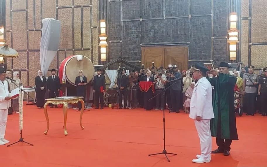 Dedi Mulyadi Lantik Asep Surya Atmaja Jadi Bupati Bekasi, Targetkan Jalan dan Sekolah Rusak Tuntas pada 2027