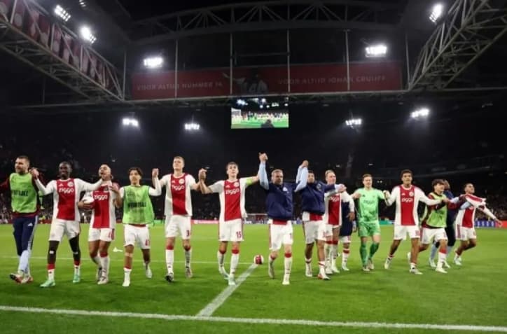 Maarten Paes Hanya Duduk di Bangku Cadangan, Ajax Amsterdam Bungkam Atalanta 2-0 Lewat Dua Gol Menit Akhir