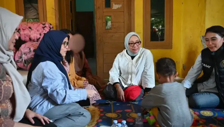 Menteri PPPA Arifah Fauzi Jenguk Balita Korban Penganiayaan di Karawang, Pastikan Pemulihan Fisik dan Psikologis