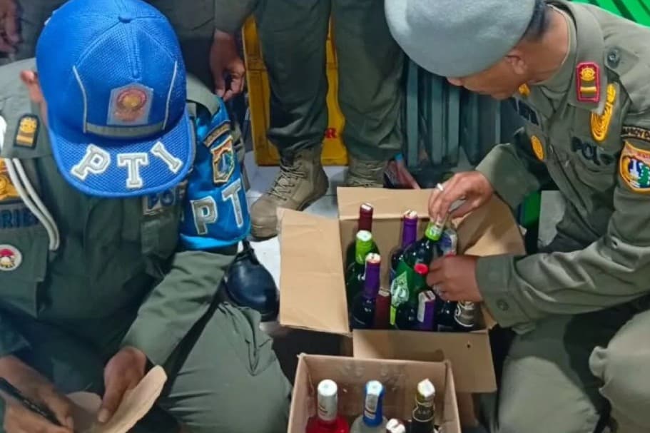 Satpol PP Jakarta Utara Razia Warung Penjual Miras Ilegal di Cilincing, 197 Botol Disita dan Pemilik Dipanggil