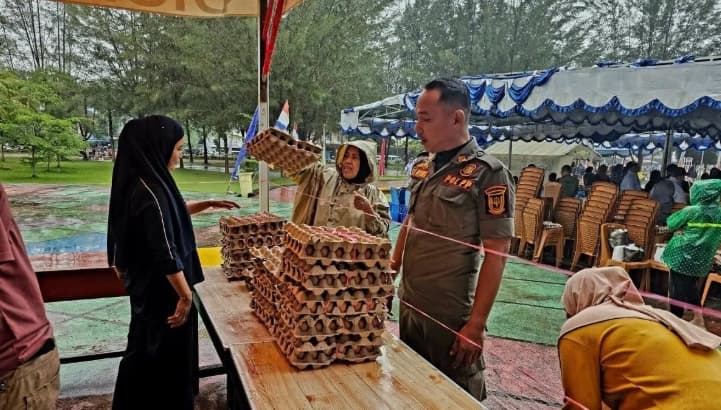 Pemkab Natuna Gelar Pasar Murah di Pantai Piwang, Warga Bisa Beli Gula Rp12 Ribu dan Telur Rp45 Ribu per Papan