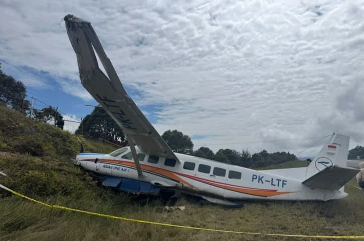 Pesawat Asian One Air Tergelincir di Bandara Bilorai Intan Jaya, Dua Anggota TNI Terluka dan Polisi Selidiki Penyebabnya