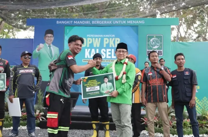Cak Imin Berikan Santunan kepada Petugas Pemadam Karhutla di Kalsel, Ajak Kader PKB Salurkan Bantuan bagi Warga Terdampak