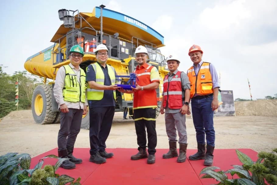 United Tractors Uji Truk Tambang Listrik Komatsu HD785-7 Hybrid EREV Kelas 100 Ton untuk Tekan Emisi