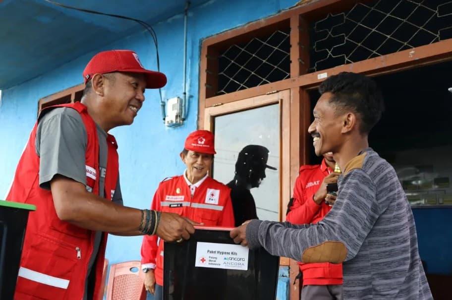PMI Jakarta Selatan Salurkan 432 Paket Kebersihan Senilai Rp143 Juta untuk Penyintas Gempa Flores NTT