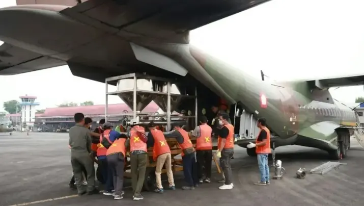 TNI Kerahkan Tiga Pesawat untuk Modifikasi Cuaca di Kalimantan, Lebih dari 10 Ton Bahan Disiapkan Atasi Karhutla