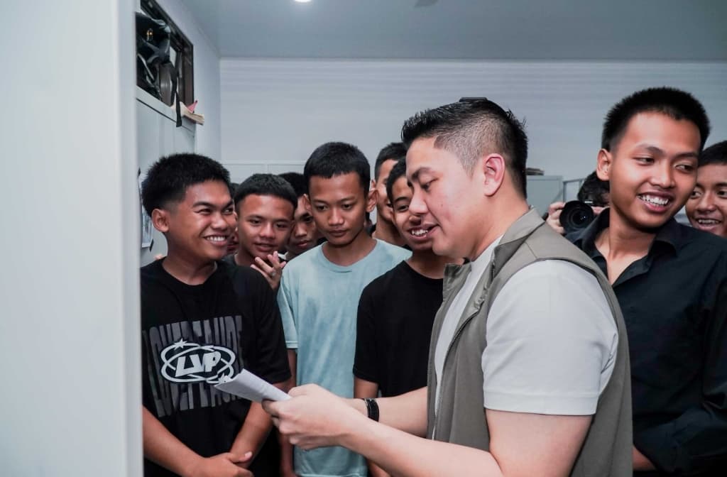 Seskab Teddy Indra Wijaya Sidak Sekolah Rakyat Bekasi pada Malam Hari, Cek Asrama dan Bawa Hadiah dari Prabowo