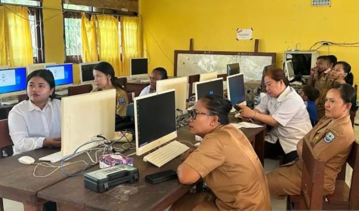 Tim Ekspedisi Patriot ITS Permudah Pendaftaran Beasiswa ADiK di Papua Barat, Siswa Kini Bisa Mengakses Layanan Secara Daring