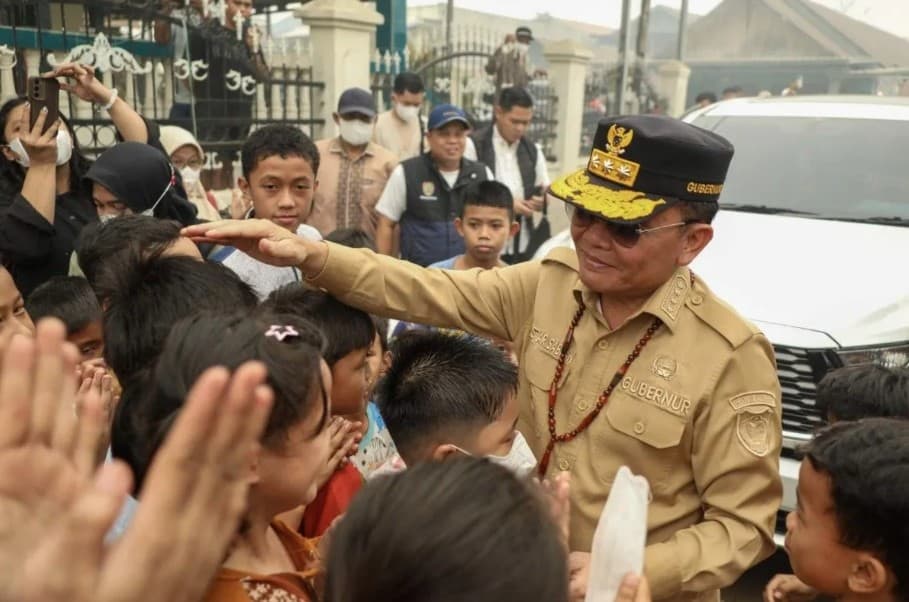 Gubernur Agustiar Sabran Temui Warga di Tengah Karhutla, Salurkan 600 Paket Pangan dan BLT untuk 116 Keluarga