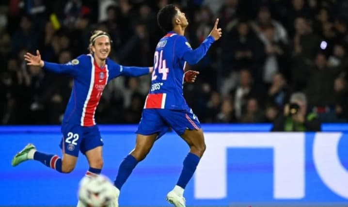 PSG Kalahkan Lyon 2-0 dan Rebut Puncak Klasemen Liga Prancis, Senny Mayulu dan Mika Godts Jadi Penentu Kemenangan