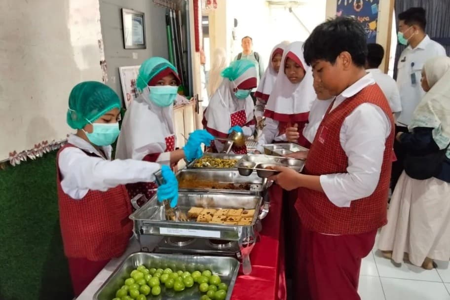 BGN Mataram Uji Coba MBG Prasmanan Tahap Kedua di SD Al Iqro, Siapkan 129 Porsi untuk Siswa dan Guru