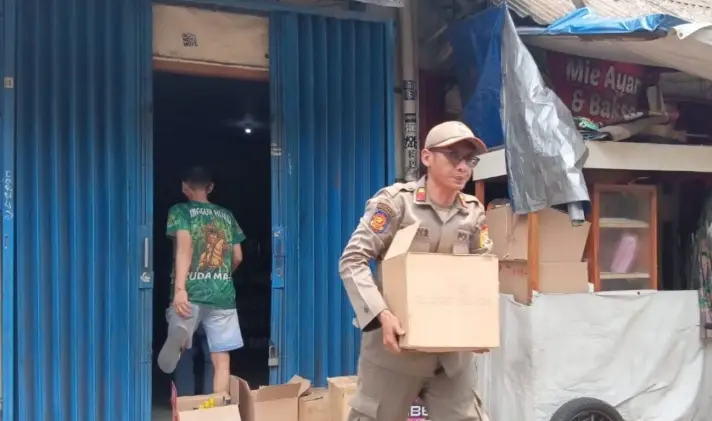 Satpol PP Sita 131 Botol Miras dari Toko 24 Jam di Kampung Melayu Jakarta Timur, Ancam Proses Hukum Jika Membandel