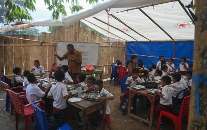Gempa Flores Rusak Bangunan Sekolah, Ratusan Ribu Siswa di NTT Tetap Belajar di Tengah Keterbatasan